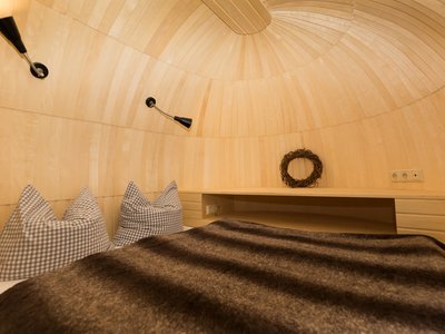 Erholung im Holz-Iglu oder Holz-Fass