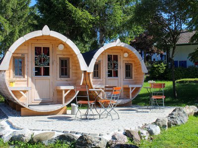 Erholung im Holz-Iglu oder Holz-Fass